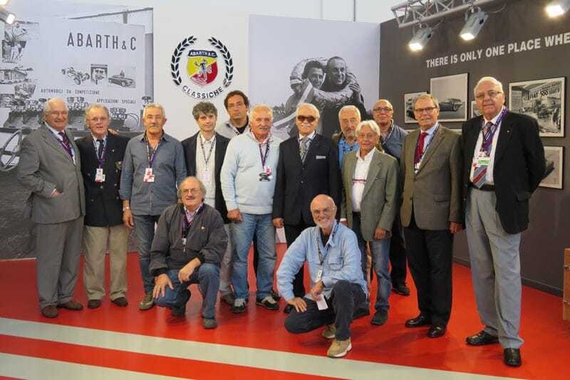 Die erstmals konstituierte Zertifizierungs-Kommission (Franz Steinbacher 2.v.r.) von Abarth-Classiche am neuen Stammsitz in Turin-Mirafiori.