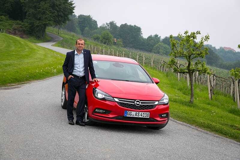 © Bauer Opel Austria-Chef Alexander Struckl mit dem neuen Astra Sports Tourer.