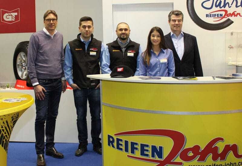© John Links: Peter John, Geschäftsführender Gesellschafter; rechts: Thomas Hammerschmid, Geschäftsführer, mitte: Reifen John Standteam