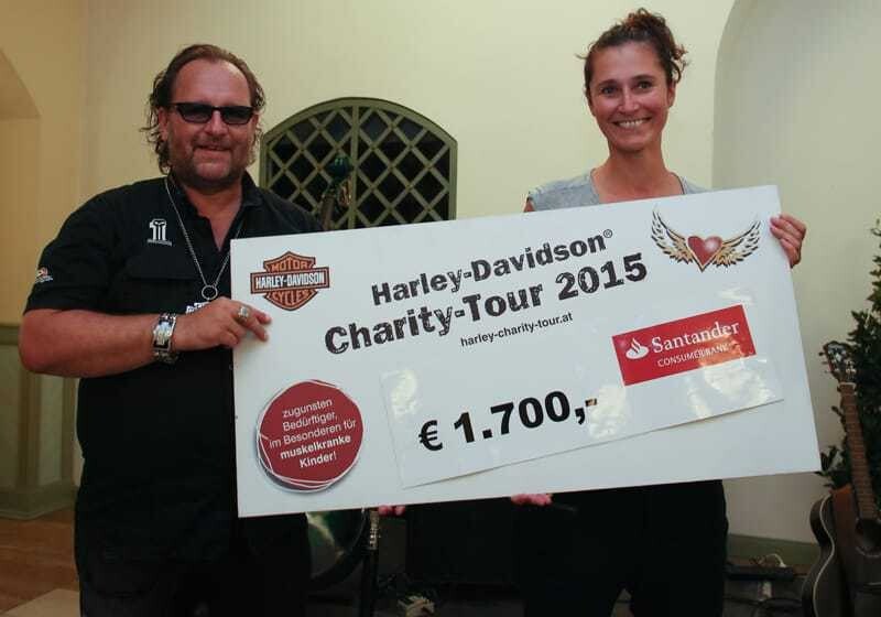 © Santander Ferdinand Fischer (l). mit Mirela Petrovic bei der Spendenübergabe der Santander Consumer Bank.