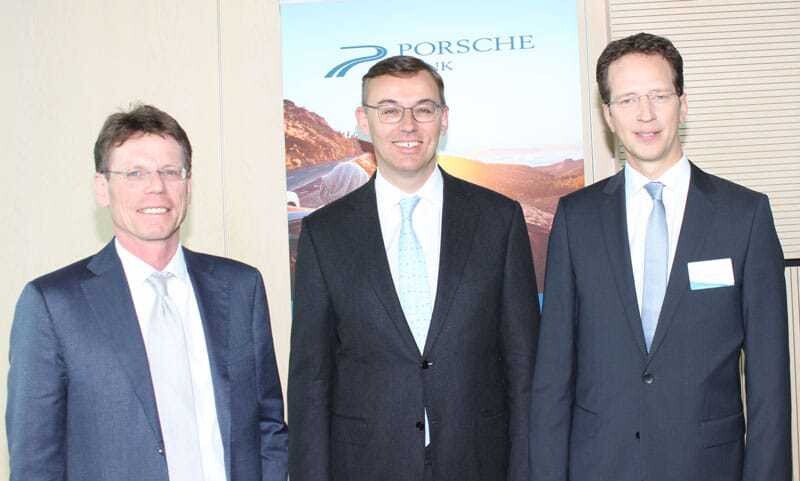 © Bauer Vorstand Hannes Maurer, Alain Favey (Chef der Porsche Holding) und Vorstand Alexander Nekolar (v.l.)