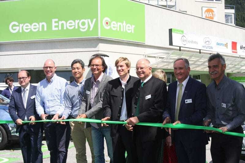 © Hyundai Roland Punzengruber (GF Hyundai Österreich), Frank Meijers (FCEV Manager HME), Seong Woong Suh (HME), Ewald Perwög (MPreis), Nikolaus Fleischhacker, Ernst Fleischhacker (Gründer Green Energy Center), Richard Neumann (Swarco), Ernst Öfner (Öfra) (v.l.).