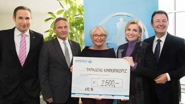 © Scheinast Bei der freudigen Übergabe: Die Betriebsräte Andreas Kuenz und Gerhard Ramsauer, Maria Haidinger (Papageno Kinderhospiz), Romy Seidl (ORF) und Kurt Molterer, (Vorstandsvorsitzender der Nürnberger Versicherung AG Österreich sowie Hauptbevollmächtigter der Garanta Versicherungs-AG Österreich) (v.l.).