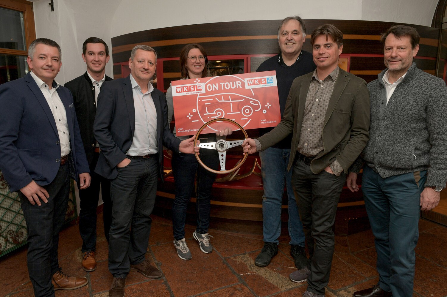 Beim Tennengauer Kfz-Stammtisch dabei waren (v.l.): Gregor Steinkellner (Garanta Versicherung), David Jochimstal (Wirtschaftskammer Salzburg), Josef Nußbaumer (Obmann Salzburger Landesgremium Fahrzeughandel), Alexandra Haitzmann (Berufsschuldirektorin), Gerhard Wallinger (Kfz-Werkstätte/Adnet), Walter Aigner (Innungsmeister Salzburger Kfz-Techniker) und Wolfgang Hiegelsperger (Wirtschaftskammer Salzburg). © Neumayr