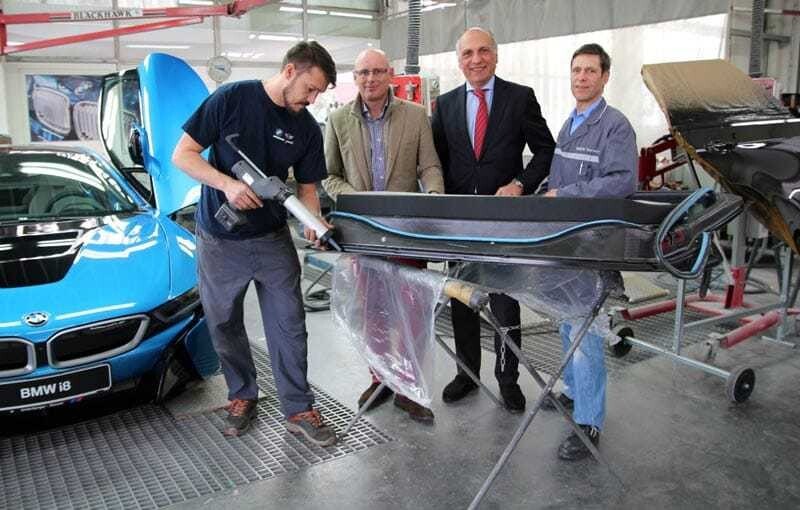 © schlossmarketing Bei der Arbeit: Oliver Filippin (Spengler), Gerald Stöllinger (BMW After Sales Gebietsleiter Westösterreich), Giovanni Di Valentino (Betriebsleiter) und Dietmar Konrader (Karosserie-Werkstättenleiter) (v.l.).