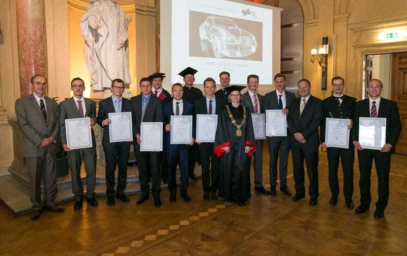 © TU Graz Peter Hofmann (Betreuer der nicht anwesenden Preisträger Robert Steffan und Mattias Mayer), Dominik Moser, Klaus Oppenauer, Dominik Geringer, Bernhard Geringer, Michael Dienbauer, Helmut Eichlseder, Jochen Pramhas, Florian Grün, Katrin Ellermann, Reinhard Luef, Michael Schneider, Walter Linszbauer, Philipp Bergmann, Klaus Hadl (v.l.)