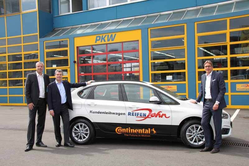 Kurt Beranek übergibt die Ersatzfahrzeuge an Thomas Hammerschmid und Peter John (v.l.)