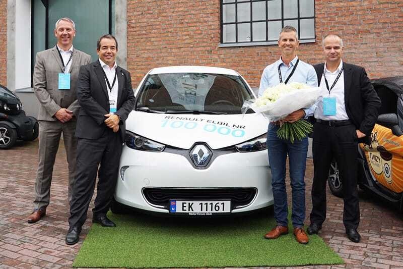 © Renault Anders Gadsbøll (Managing Director RBI Norge AS), Eric Feunteun (Direktor Elektroauto Renault), Åsmund Gillebo (100.000 EV Kunde), Sylvain Devos (Managing Director Renault Nordic) (v.l.).
