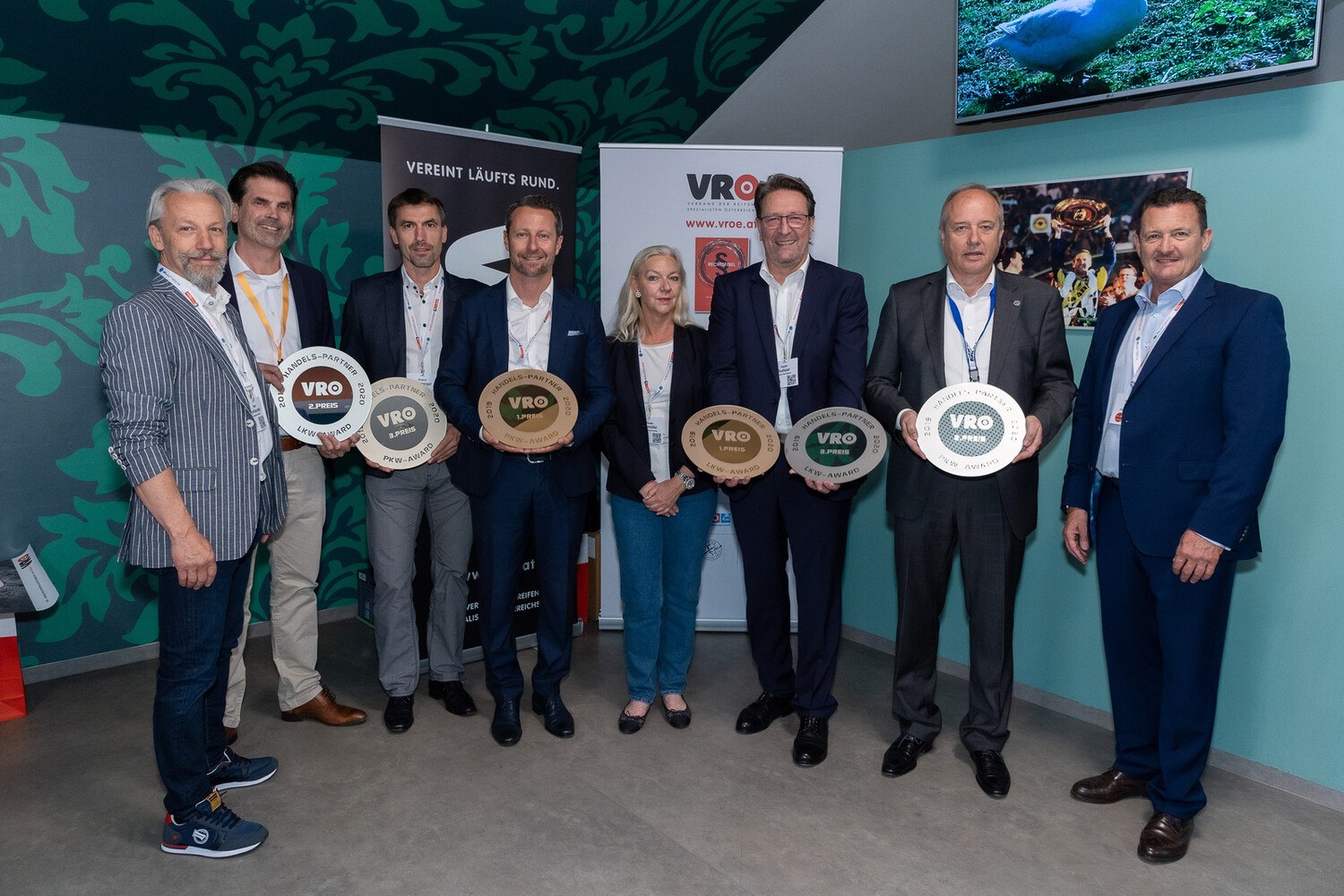 v.l.n.r.: VRÖ-Vorstand Peter Wondraschek, Christoph Bonner (Sales Manager Continental Reifen Austria),
Roland Steinberger (GF Michelin Österreich), Martin Krauss (Country Manager Bridgestone Europe, Niederlassung Österreich), VRÖ-Managerin Renate Okermüller, Tassilo Rodlauer (General Manager Austria, Director Sales Consumer Goodyear Austria), Günther Riepl (Senior Sales Director Central-East Europe Falken Tyre), VRÖ-Vorstand Hermann Hladky. © Hofer
