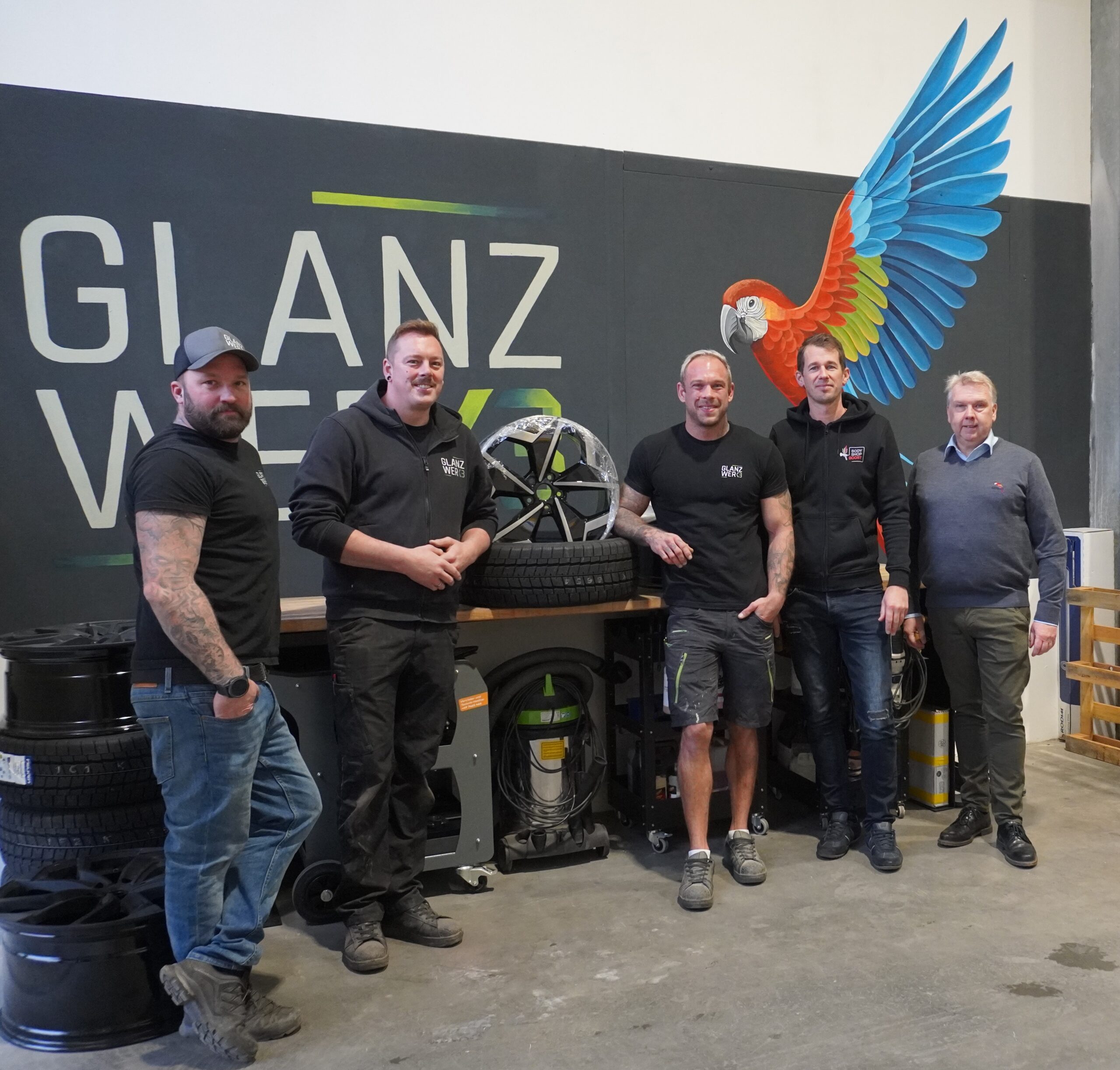 Die Betreuung durch die beiden BASF-Spezialisten Christian Baierhofer (r) und Stefan Thalmayr (2.v.r.) war für das K3-Team ausschlaggebend für die Wahl der Marke Glasurit.